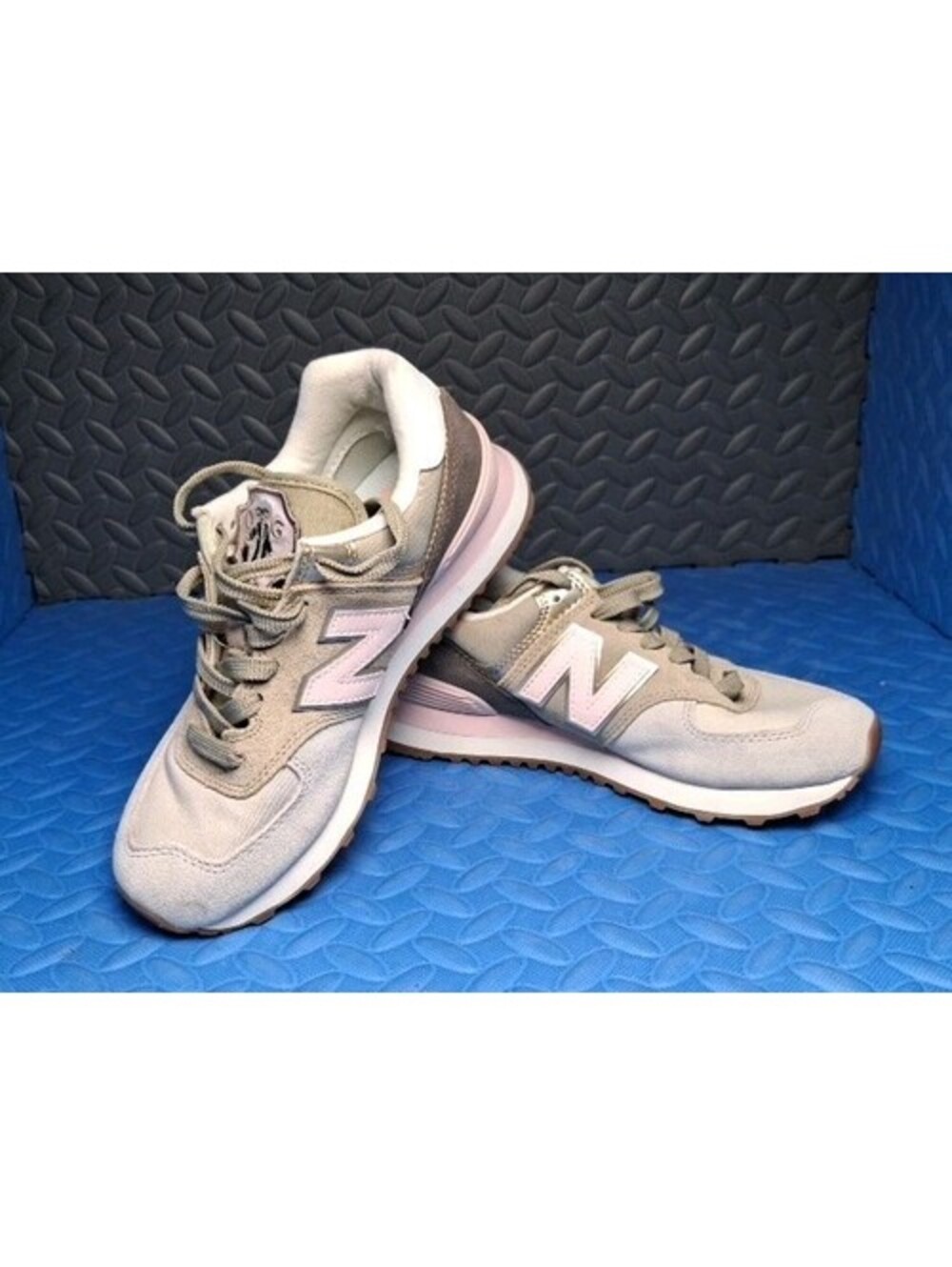 New balance 574 Women’s Tan & Pink Size 6.5
